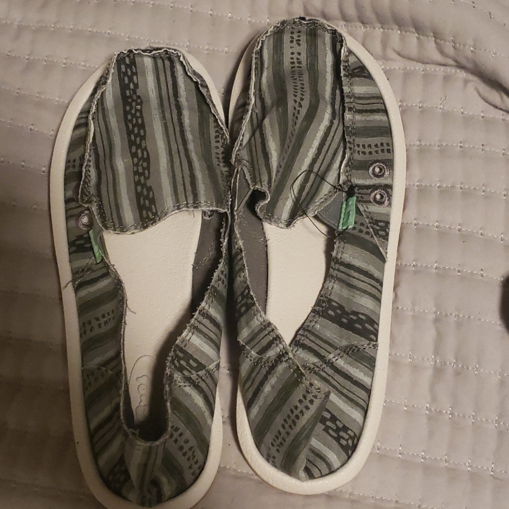 Never worn! Size 7 Sanuk slip on sandals.